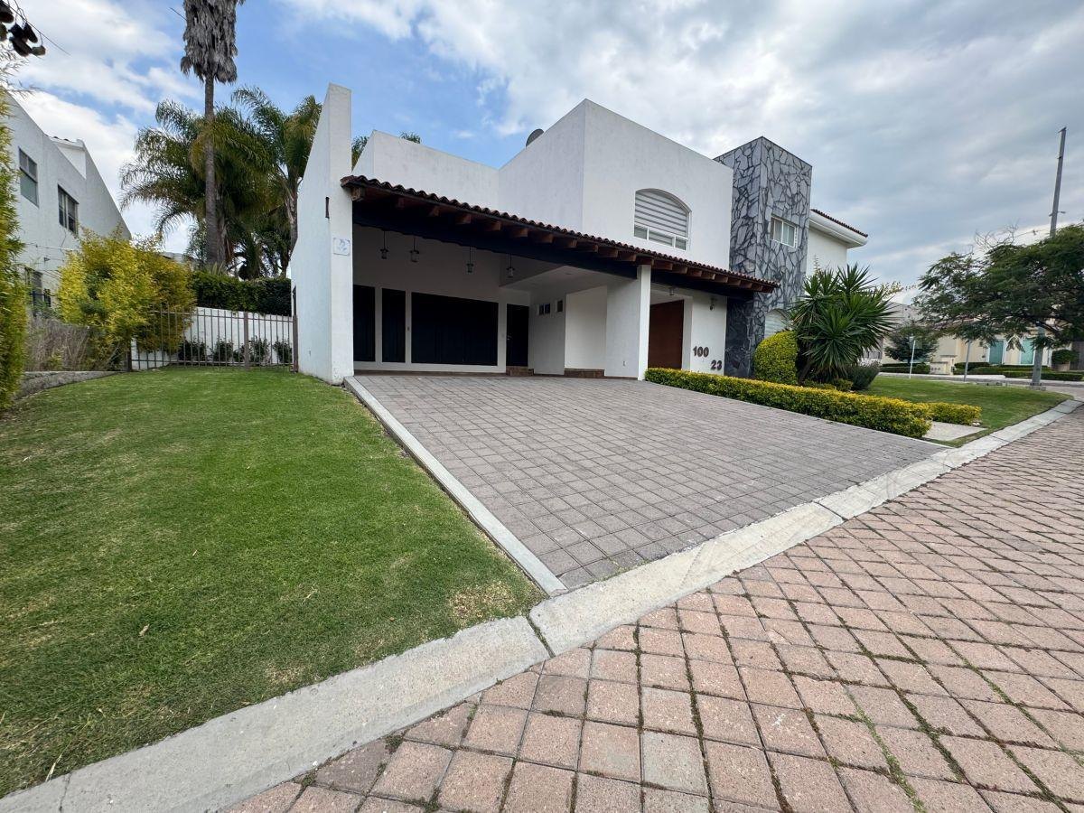 Casa en renta en El Campanario · estudio y sala de TV - foto 1