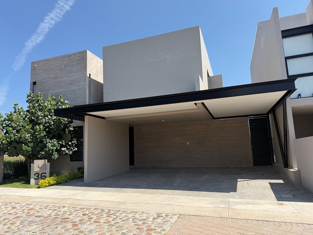 Casa en renta en Lomas del Campanario Norte · estudio y family room - foto 1