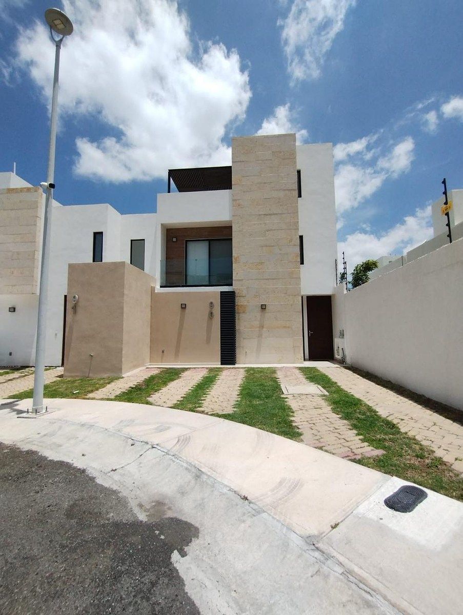 CASA AMUEBLADA EN RENTA EN ZIBATÁ · 4 RECÁMARAS