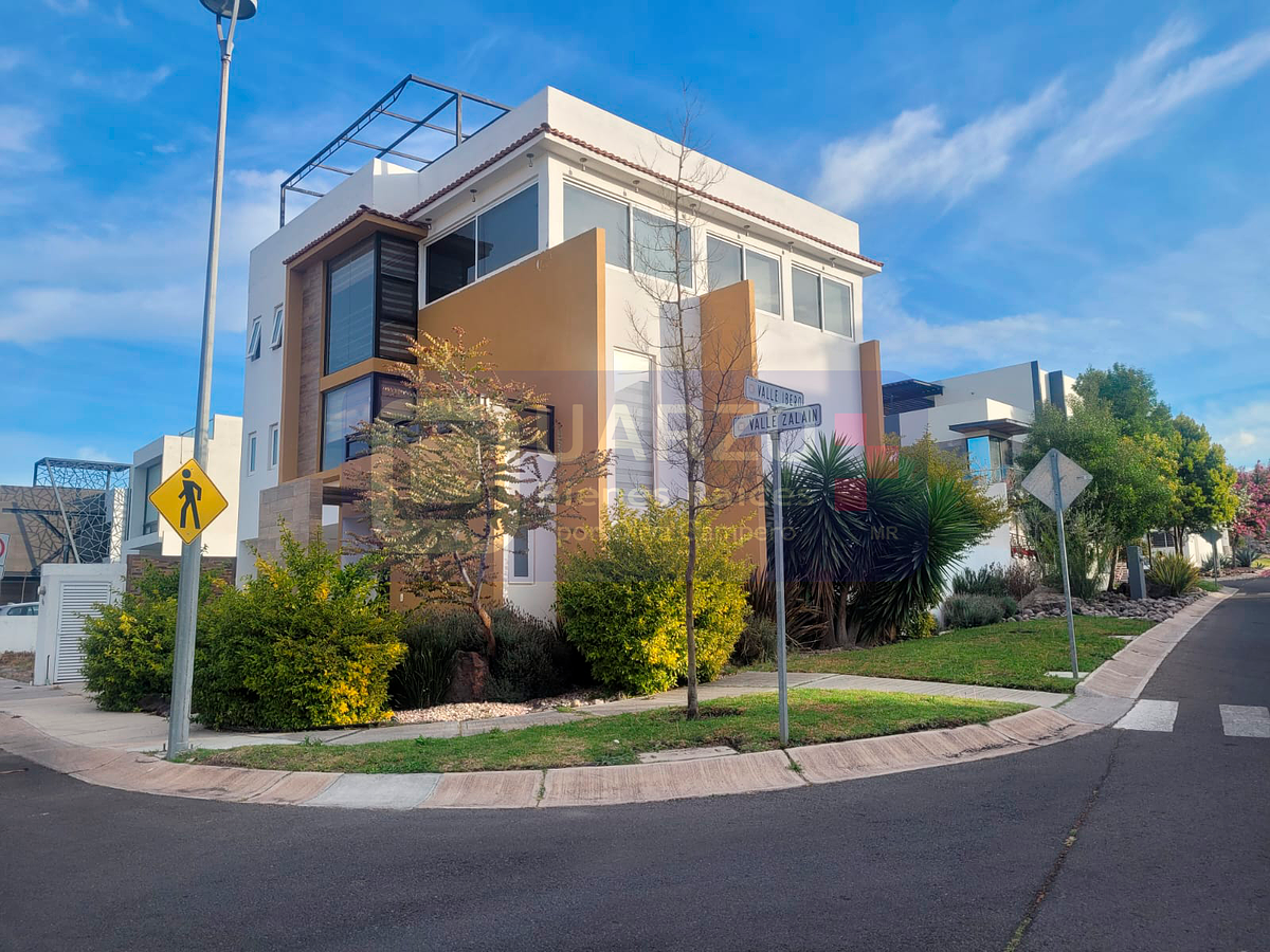 CASA AMUEBLADA EN RENTA EN ZIBATÁ · 5 RECÁMARAS