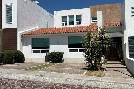 Casa en venta en Cumbres del Lago · 4 recámaras