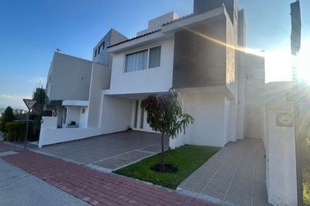 Casa en venta en Colinas de Juriquilla · 4 recámaras