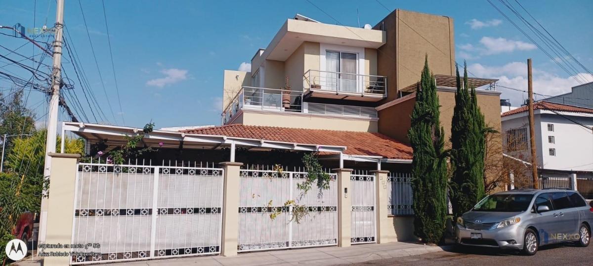 Casa en venta en Plazas del Sol · 5 recámaras