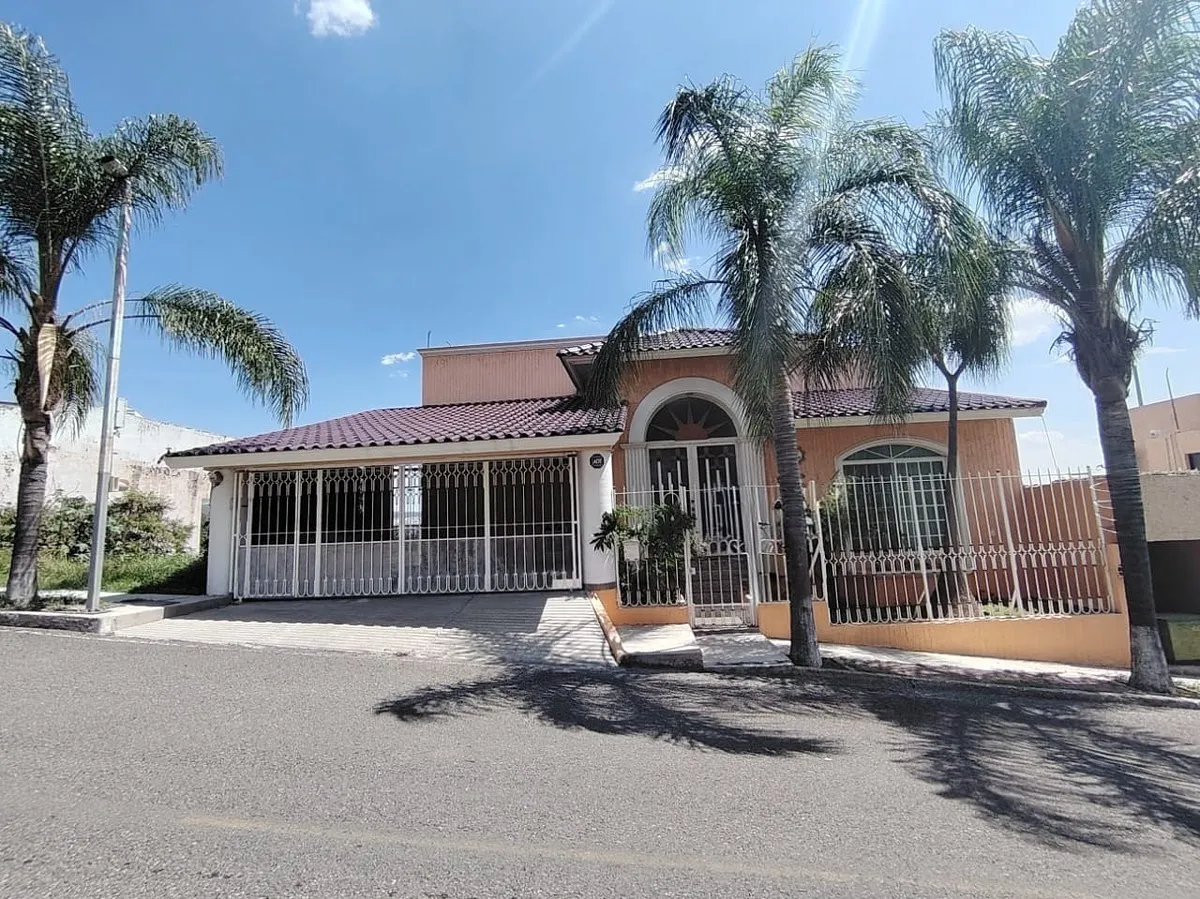 Casa amplia en renta en Loma Dorada