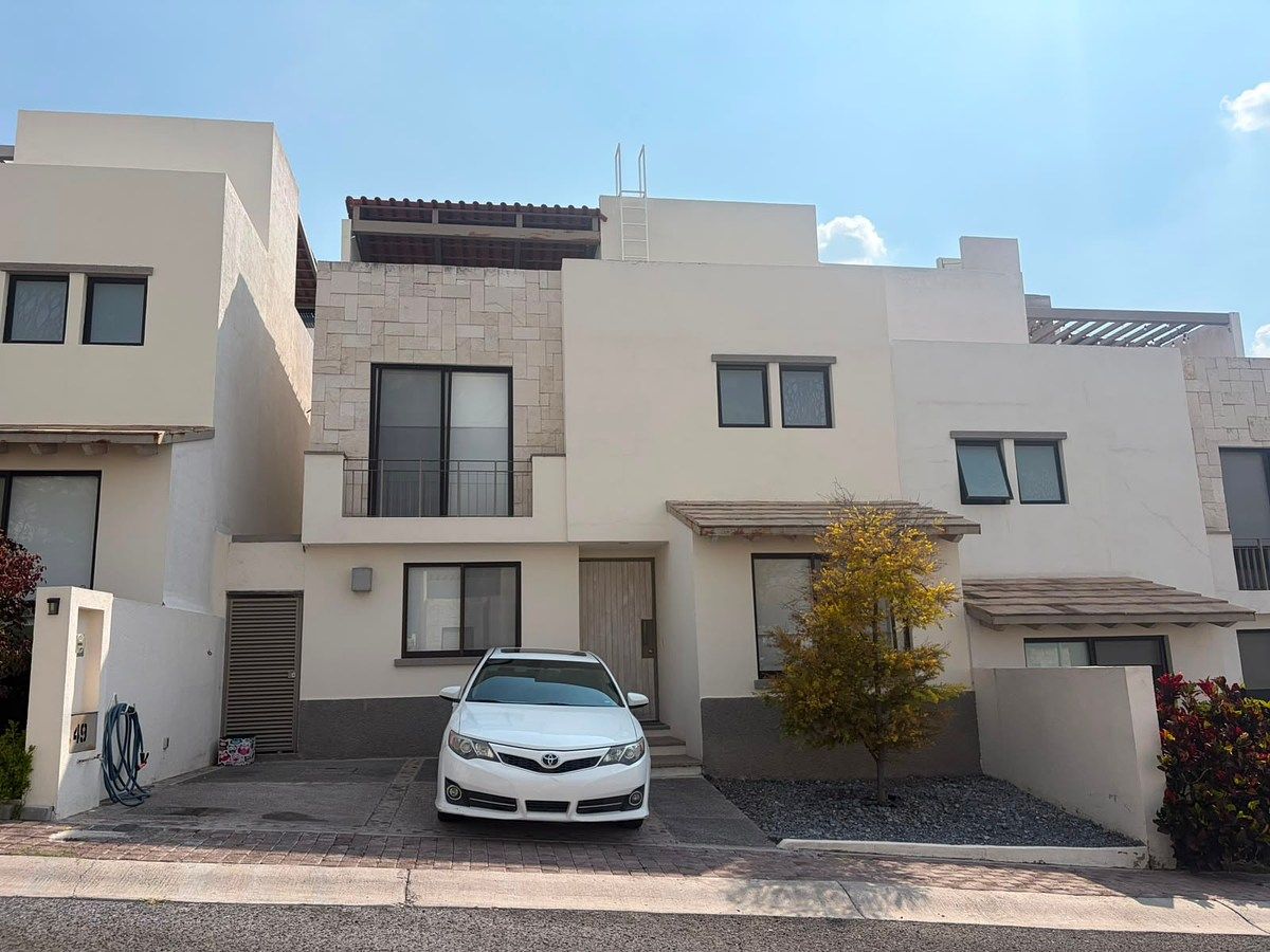 CASA EN RENTA EN CORREGIDORA · 3 RECÁMARAS · ESTUDIO Y ROOF TOP
