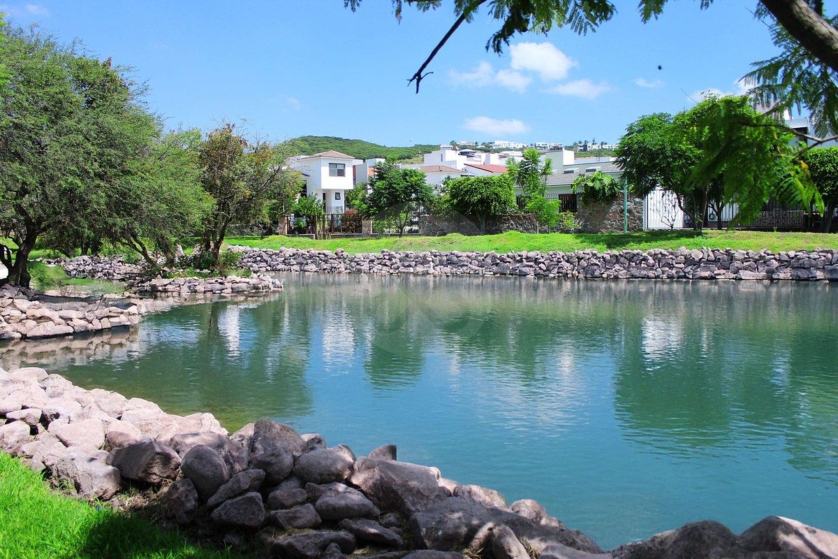 CASA EN RENTA EN CORREGIDORA · 2 RECÁMARAS · UNA PLANTA