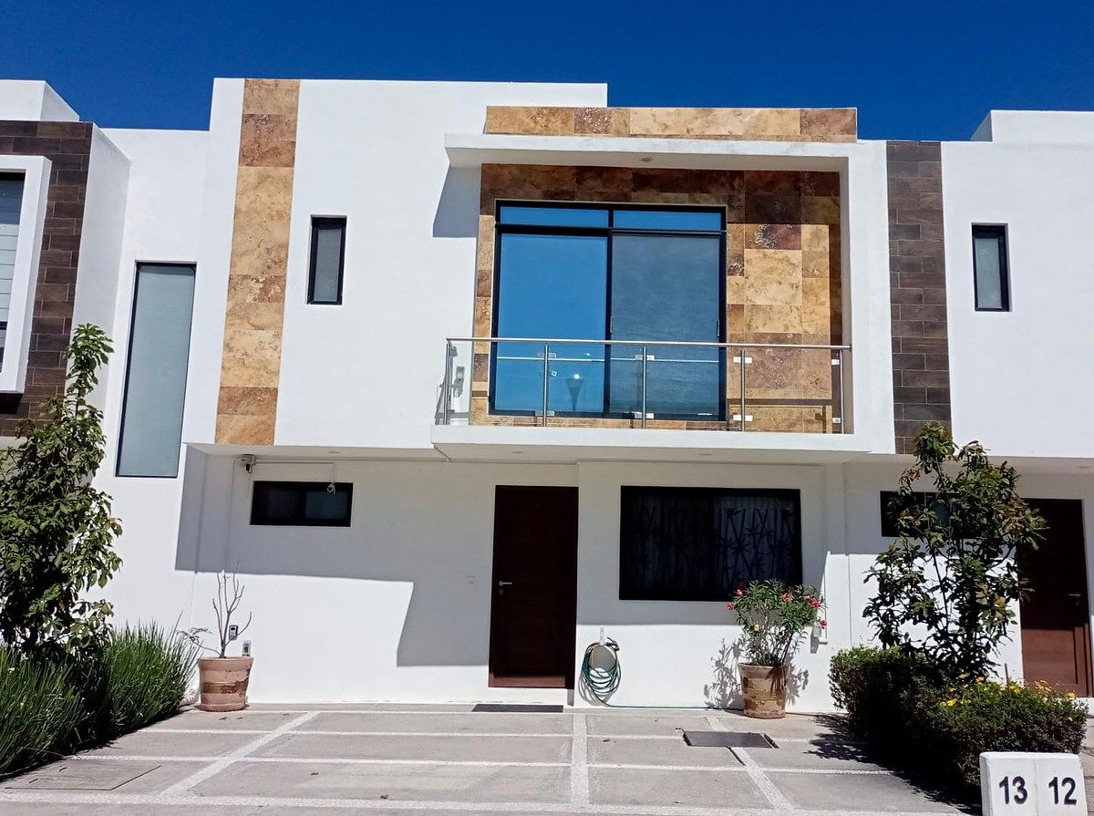 CASA EN RENTA EN CORREGIDORA · 3 RECÁMARAS · DOS NIVELES
