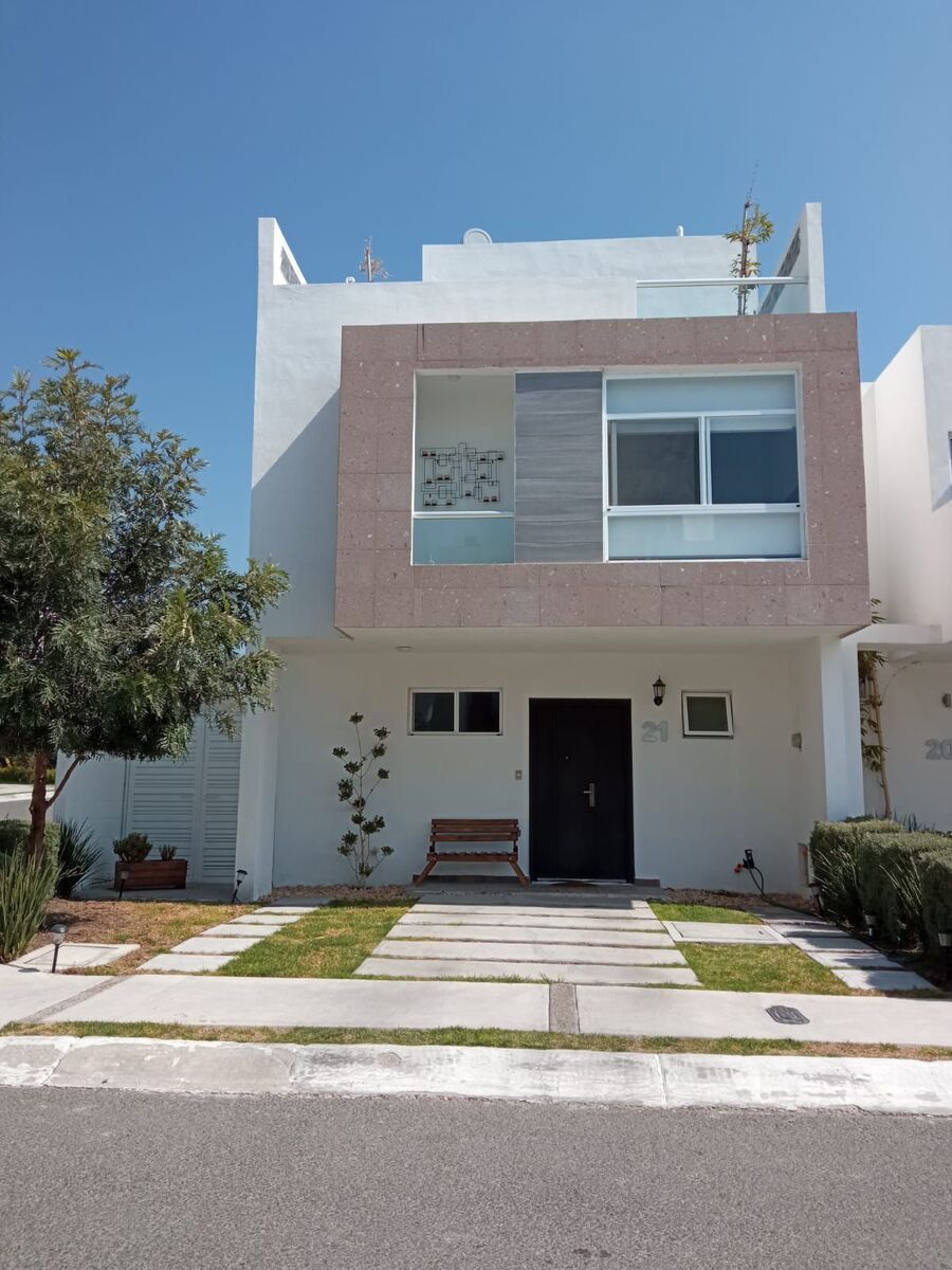 Casa en venta en Paseo San Junípero