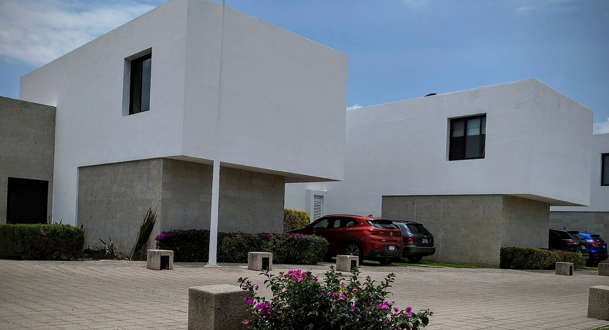 Casa en renta en Fracc. El Destino, 2 recámaras + estudio + alberca
